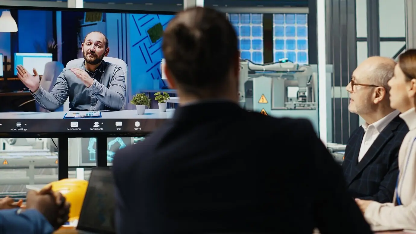 Эксперты оптимизируют энергетическую отдачу заводского оборудования во время совещания по видеосвязи.